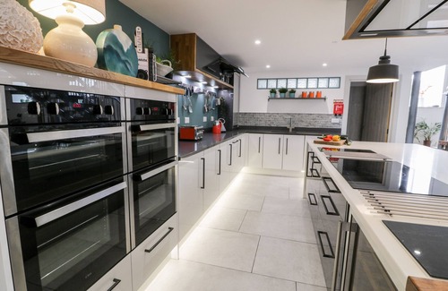 Llanrug Cottage | CAPEL MAWR, BASEMENT 19, pet friendly, with a garden in Llanrug