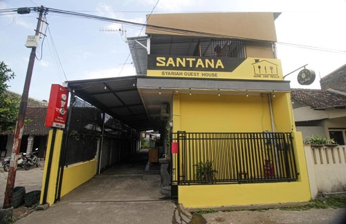 Surakarta Hotel | Capital O 2258 Santana Syariah Guest House