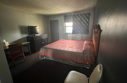 Greater Grand Crossing Hotel | Capital O Empire Motel Chicago I-94