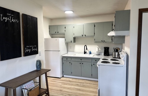Springfield Apartment | Capital Suite on 6th Street - King Bed/Downtown!