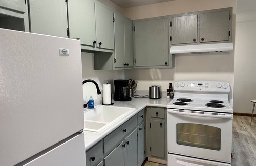 Springfield Apartment | Capital Suite on 6th Street - King Bed/Downtown!