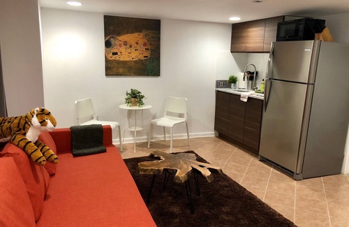 Kingman Park Bed & Breakfast | Capitol Hill Cozy w/Private Entrance Bsmt on a Budget - Sleeps 4, Free Parking