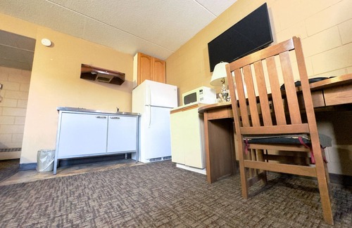Moose Jaw Hotel | Capone's Hideaway Motel