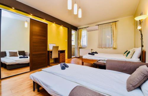 Ferencvaros Apartment | Cappuccino Apartment with Balcony and FREE PARKING