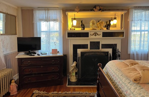 Poquetanuck Bed & Breakfast | Captain Grant's 1754