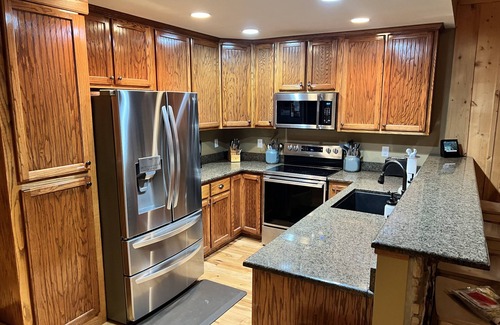 Cub Run House | Captain's Cove+ Nolin Lake + Mammoth Cave + Arcade + Hot Tub, Expansive Lakefront Home on Nolin Lake