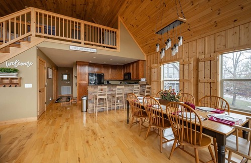 Cub Run House | Captain's Cove+ Nolin Lake + Mammoth Cave + Arcade + Hot Tub, Expansive Lakefront Home on Nolin Lake