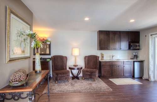 Gig Harbor House | Captain's House- Luxury Beachfront Home. 2 Levels for group fun or privacy