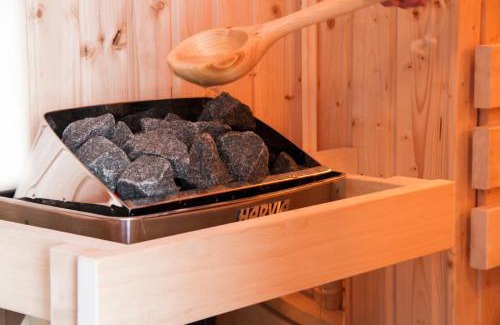 Roskhill House | Captain's Rest with Hot Tub and Sauna