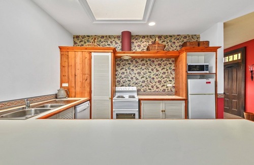 Launceston CBD Cottage | Captain Stirling's Bungalow city fringe locale.