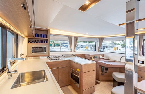 Road Town Boat Rental | Captained, or bareboat, yacht for island hopping and dining in the amazing BVI!n