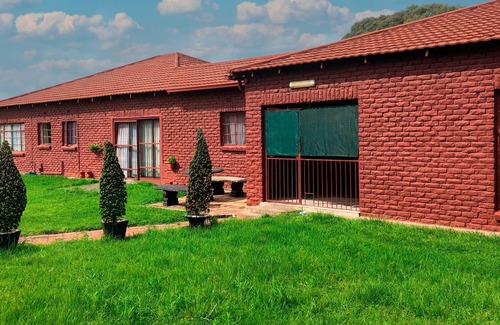 Springs Apartment | Captivating 1-Bed Studio in Springs - Home Way