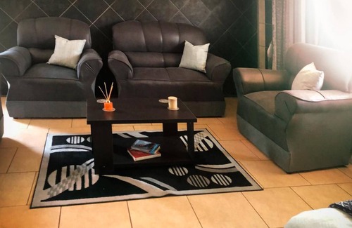 Springs Apartment | Captivating 1-Bed Studio in Springs - Home Way