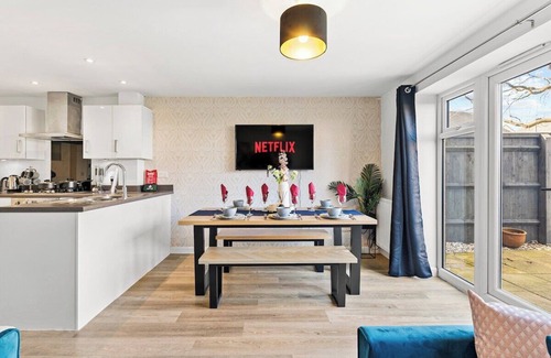 Patchway House | Captivating 4 bed House - Parking - Sleeps 14