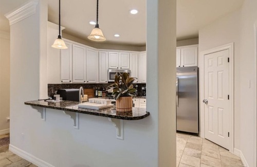 West Campus Apartment | Captivating 4BR Haven with Park View near DT