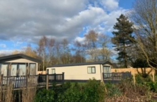South Cerney House | Captivating Bluebell Lodge 2-bed Cotswolds Caravan