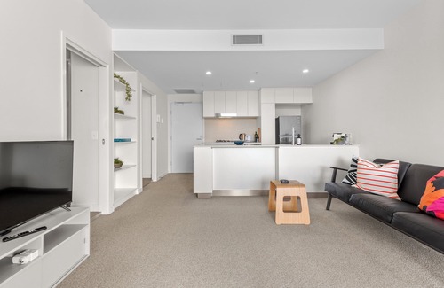 Toowong Apartment | Captivating Convenience! 1Bed/1Bath/1Car/Views
