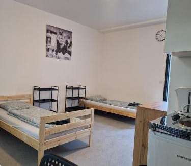 Laa an der Thaya Apartment | CARDA HAUS "Zimmer für entspannte Gäste - Einfach & Komfortabel"
