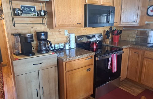 Birdseye Cabin | Cardinal Cabin with Hot tub, WIFI, Dish, park pass