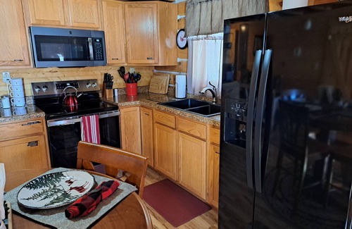 Birdseye Cabin | Cardinal Cabin with Hot tub, WIFI, Dish, park pass