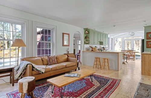 Rhinebeck House | Cardinal Crossing: Stylish & Spacious Hudson Valley Getaway with Heated Saltwate