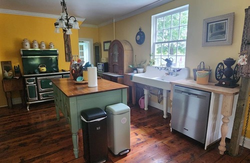 Montgomery House | Cardinal Farm-The Cardinal Suite