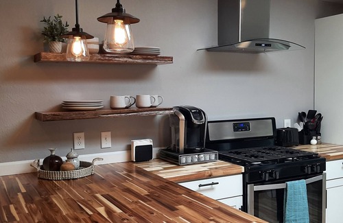 Sierra Vista House | Cardinal Oasis, King, 1-bdrm, luxury shower, kitchen, pool/hot tub, BBQ, firepit