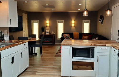 Sierra Vista House | Cardinal Oasis, King, 1-bdrm, luxury shower, kitchen, pool/hot tub, BBQ, firepit