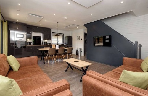 Looe Cabin | Cardinham Lodge : 3 bedroom - max 6 occ - VP5