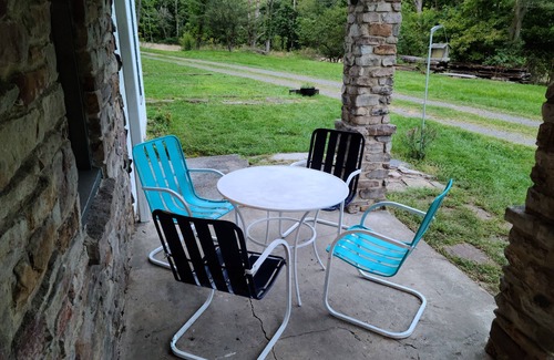 Hopewell House | Caretaker's Cottage - 4 Bedrooms Pet Friendly On The River
