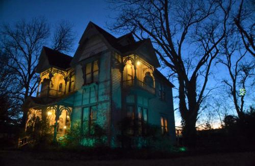 Bonham Bed & Breakfast | Carleton House Bed and Breakfast