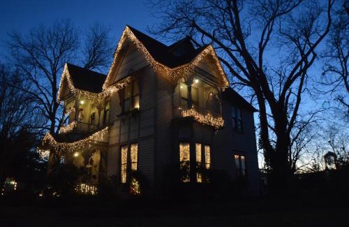 Bonham Bed & Breakfast | Carleton House Bed and Breakfast