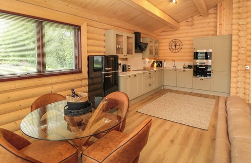 Carlton-in-Cleveland Cottage | CARLTON LODGE 1, romantic, with hot tub in Stokesley