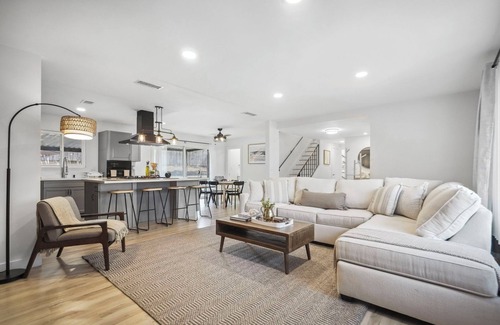 Eastside House | Carlton Serenity, Jacuzzi, Pool, BBQ, Games, Arcade, Fire Pit, 2 King Beds, Golf