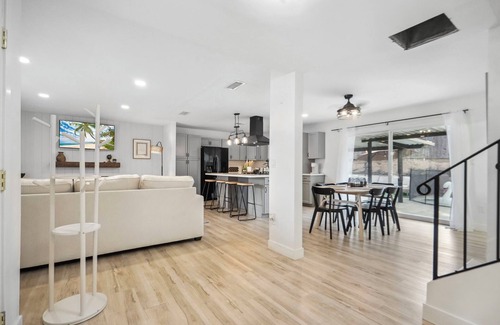 Eastside House | Carlton Serenity, Jacuzzi, Pool, BBQ, Games, Arcade, Fire Pit, 2 King Beds, Golf