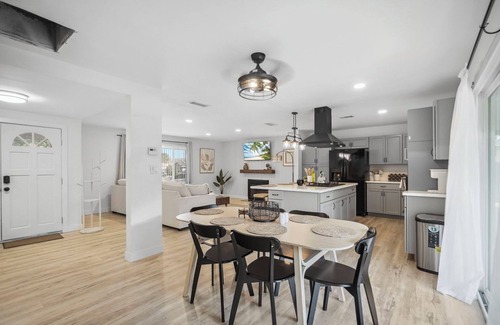 Eastside House | Carlton Serenity, Jacuzzi, Pool, BBQ, Games, Arcade, Fire Pit, 2 King Beds, Golf