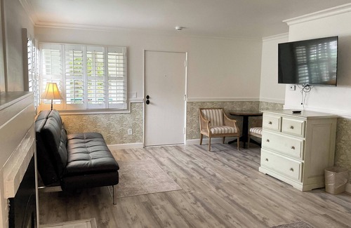 Golden Rectangle House | Carmel Green Lantern Inn