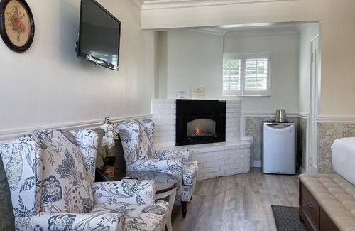 Golden Rectangle House | Carmel Green Lantern Inn