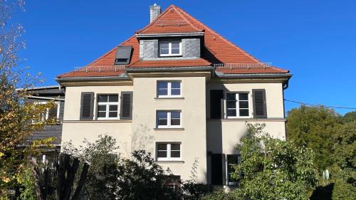 Buhlau/Weier Hirsch Apartment | Carolinga