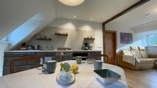Buhlau/Weier Hirsch Apartment | Carolinga