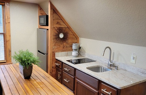 Dahlonega Cottage | Carriage Apt with gorgeous mountain sunset view - 6 miles Dahlonega Town Square