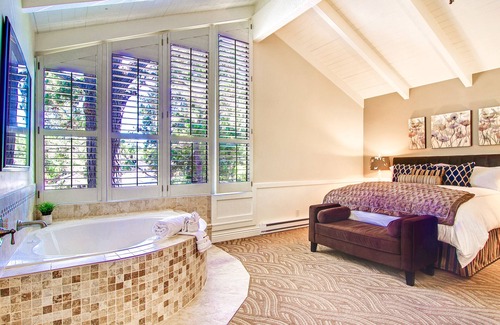 Golden Rectangle Bed & Breakfast | Carriage House Inn