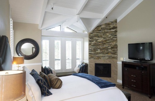 Golden Rectangle Bed & Breakfast | Carriage House Inn