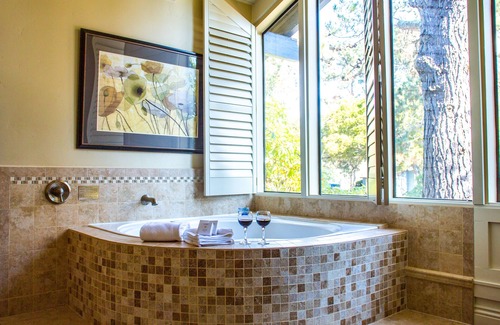 Golden Rectangle Bed & Breakfast | Carriage House Inn