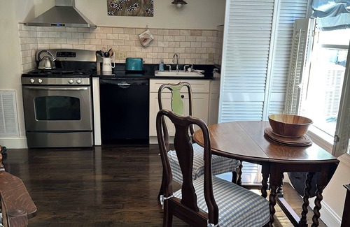 Downtown Cottage | Carriage House under Live Oaks In Historic Downtown Beaufort with Patio Garden