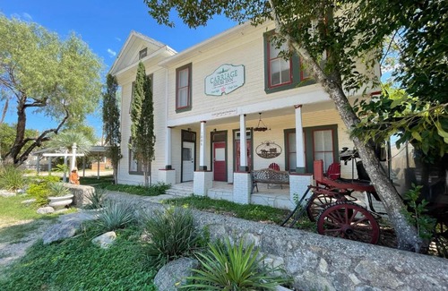 Pipe Creek Hotel | Carriage Inn Bandera Suite 2