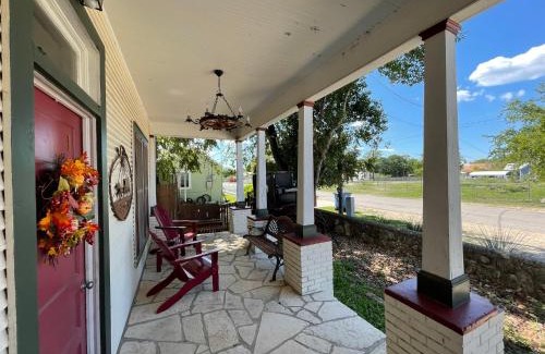 Pipe Creek Hotel | Carriage Inn Bandera Suite 2