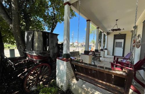 Pipe Creek Hotel | Carriage Inn Bandera Suite 2