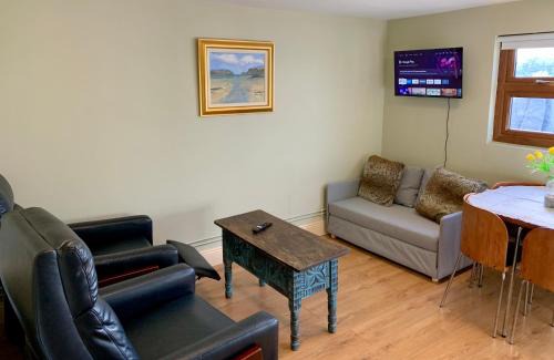 Ballinaboola Apartment | Carrigadaggen Lodge 2 king bed Apartment - Spacious & Comfy!