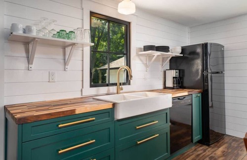Hillier House | Carson's Creek - Serene Yard and Hot Tub